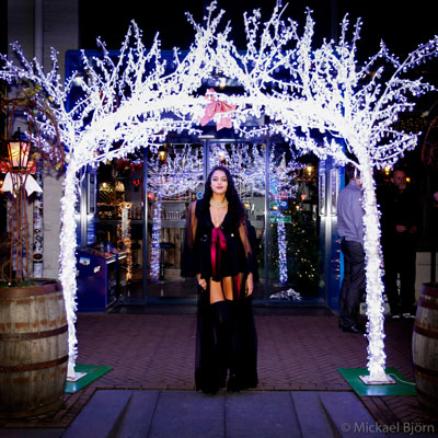 beautiful stagekitten Afrodisia welcomes the guests of the Blue Moon Cabaret - The Decadent Burlesque Soiree by Boudoir Noir Production, Finest Vintage Entertainment!